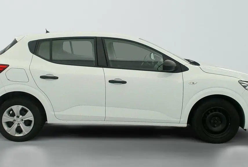 Vue latérale gauche d'une Dacia Sandero blanche 2022 avec jantes tôle 15 pouces et poignées noires.
