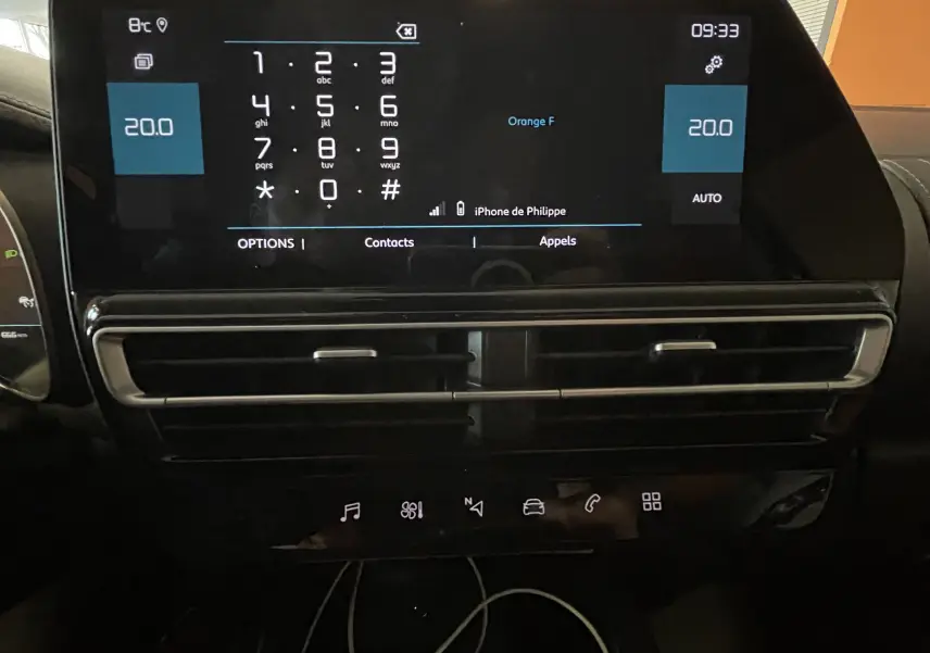Vue rapprochée de l’écran tactile central du Citroën C5 Aircross noir 2024, affichant le clavier téléphonique et la climatisation à 20°C.
