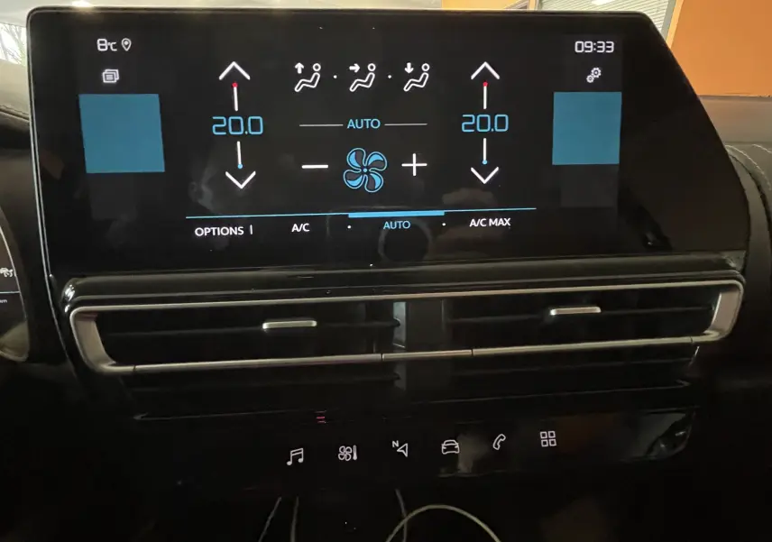 Écran tactile central du tableau de bord du Citroën C5 Aircross 2024, affichant la climatisation automatique bizone.