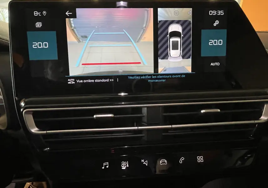 Écran central tactile du Citroën C5 Aircross noir 2024 montrant la caméra de recul et l'affichage de la température à 20°C.