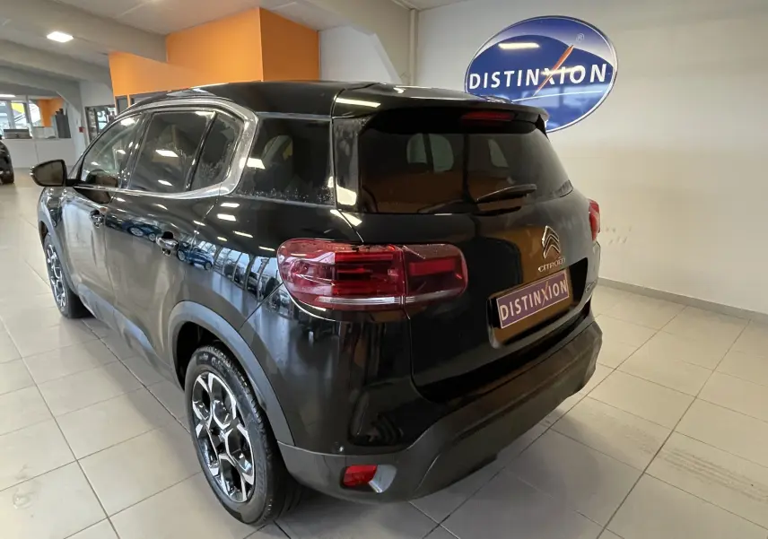 Vue 3/4 arrière droite d'un Citroën C5 Aircross noir 2024 avec jantes alliage biton et feux arrière LED.