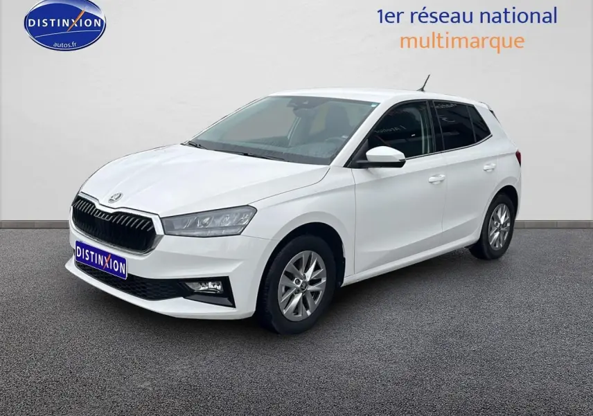 Vue 3/4 avant droite d'une Skoda Fabia blanche 2025 avec jantes alu et calandre noire distinctive.