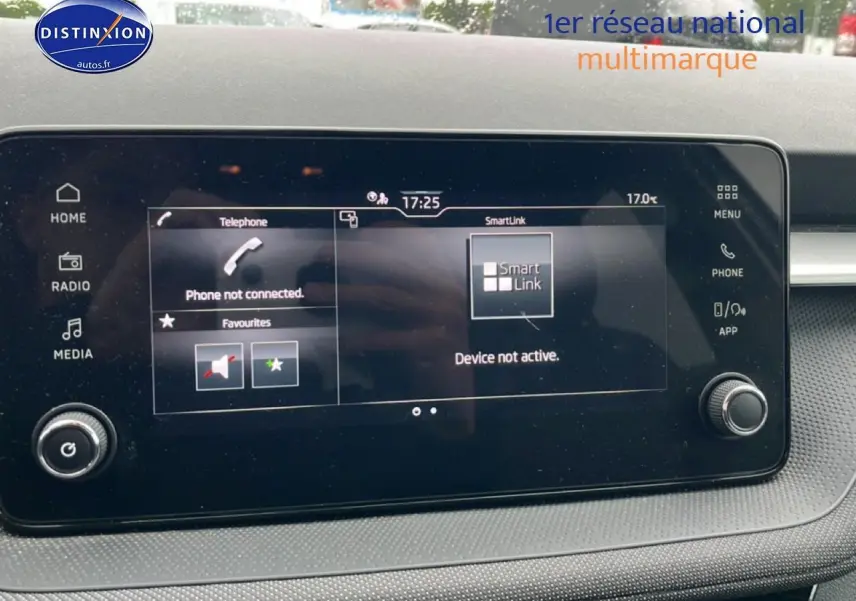 Écran tactile central de la Skoda Fabia blanc, affichant les options SmartLink et téléphone non connecté.
