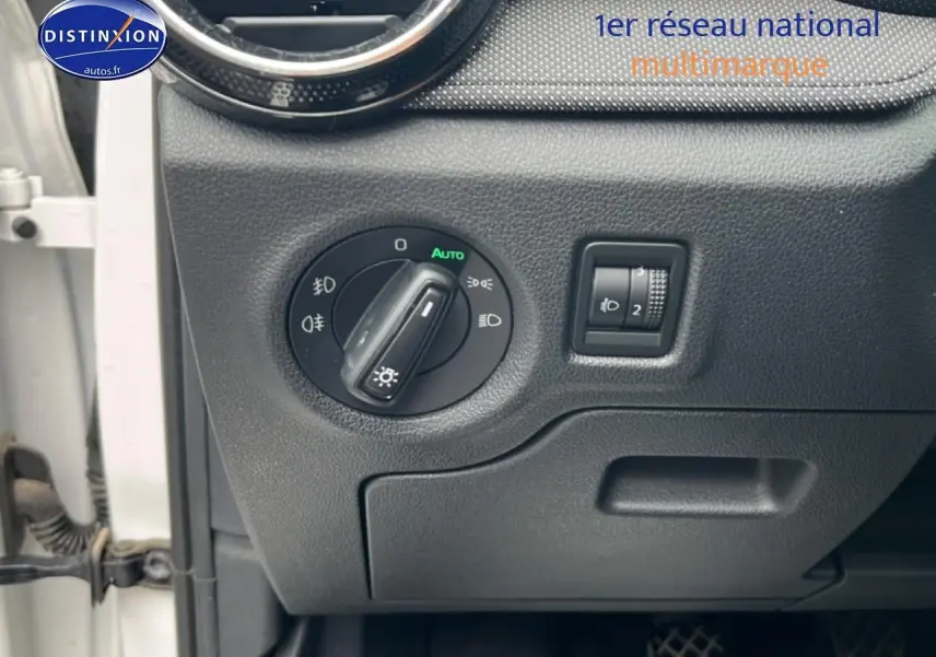 Détail du tableau de bord côté gauche avec commande des phares sur Skoda Fabia blanche 2025.