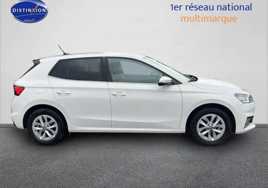 Vue latérale droite d'une Skoda Fabia blanche 2025 avec jantes alu et poignées ton carrosserie.