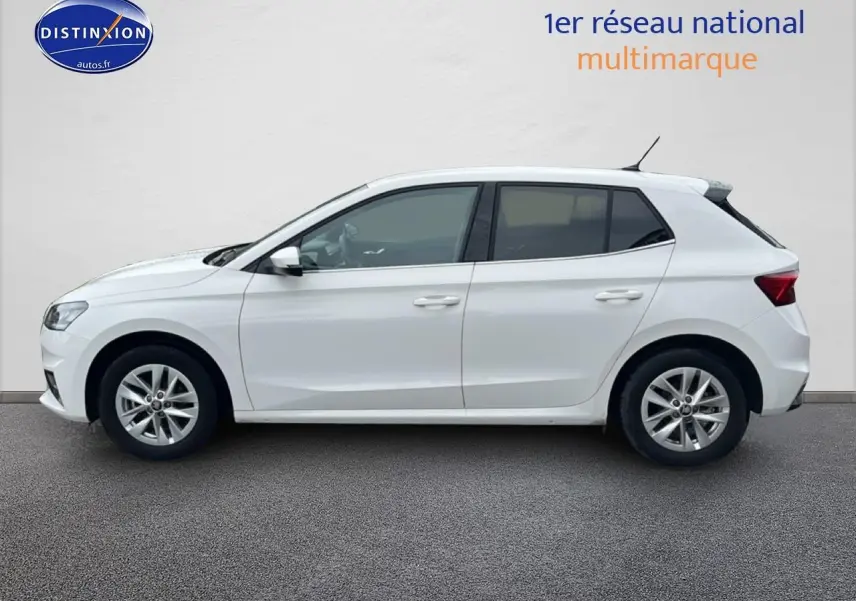 Vue latérale gauche d'une Skoda Fabia blanche 2025 avec jantes alliage et vitres teintées arrière.