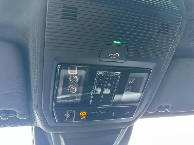 Vue intérieure du plafonnier noir avec commandes d'éclairage et bouton SOS du CUPRA Formentor 2025.