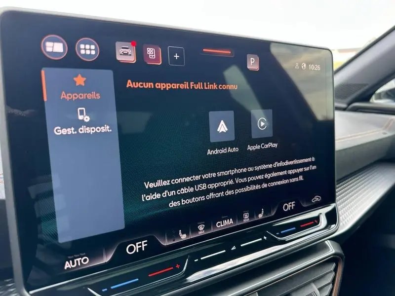 Écran tactile central du tableau de bord de la CUPRA Formentor 2.0 TDI 150ch, affichant les options Android Auto et Apple CarPlay.