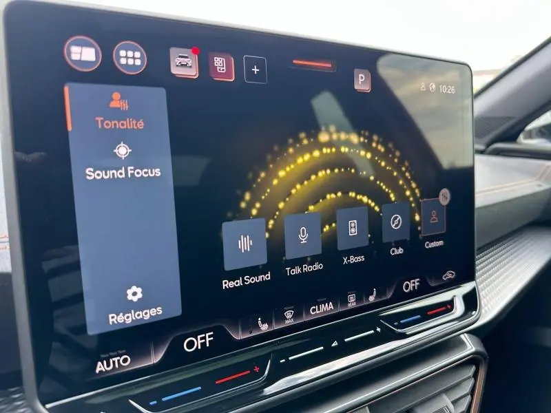 Écran tactile central du tableau de bord du CUPRA Formentor 2025, affichant les réglages audio avec interface moderne.