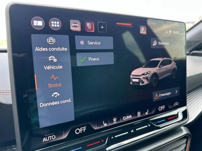 Écran tactile intérieur affichant le menu d’aides à la conduite du CUPRA Formentor 2025, vue rapprochée du tableau de bord.