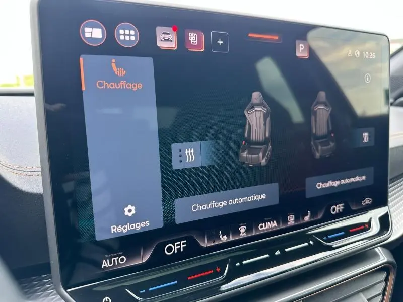 Écran tactile intérieur du CUPRA Formentor 2.0 TDI 150ch noir Minuit, affichant les réglages de chauffage des sièges.