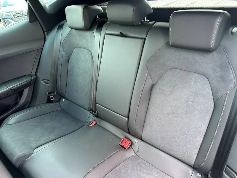 Vue rapprochée de la banquette arrière en textile et TEP noir asphalte du CUPRA Formentor 2025 avec ceintures et appuie-têtes.