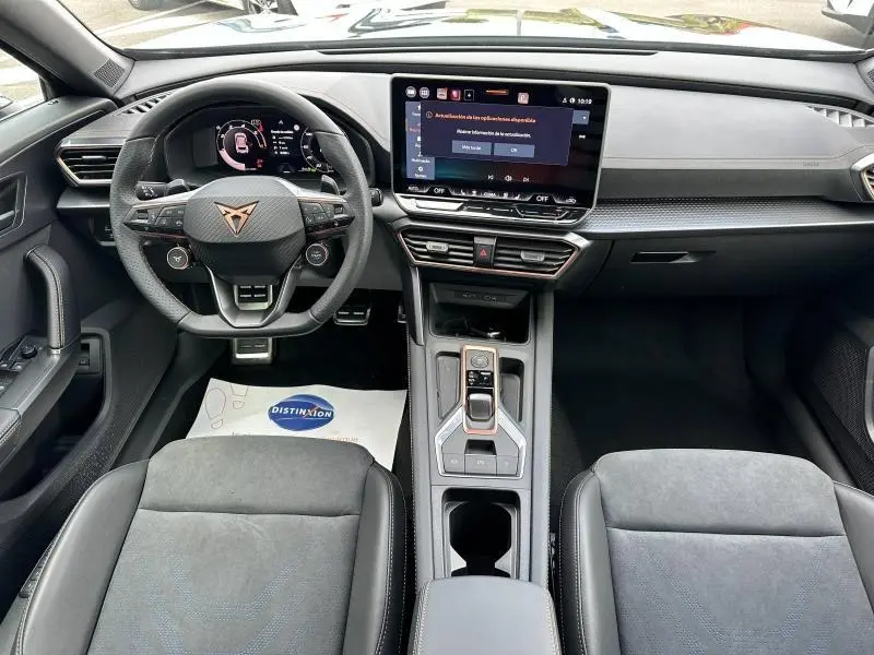 Vue intérieure avant du tableau de bord et volant cuir noir du CUPRA Formentor 2.0 TDI 150ch avec écran tactile central allumé.