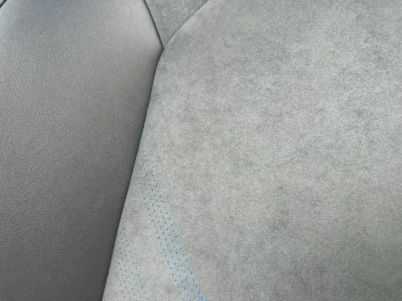 Détail du revêtement de siège en textile et TEP noir asphalte avec surpiqûres bleues du CUPRA Formentor 2025.
