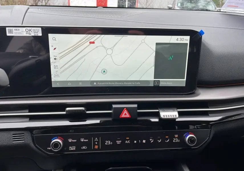 Tableau de bord intérieur du Kia Sportage 2026 avec écran GPS large et commandes climatisation digitales.
