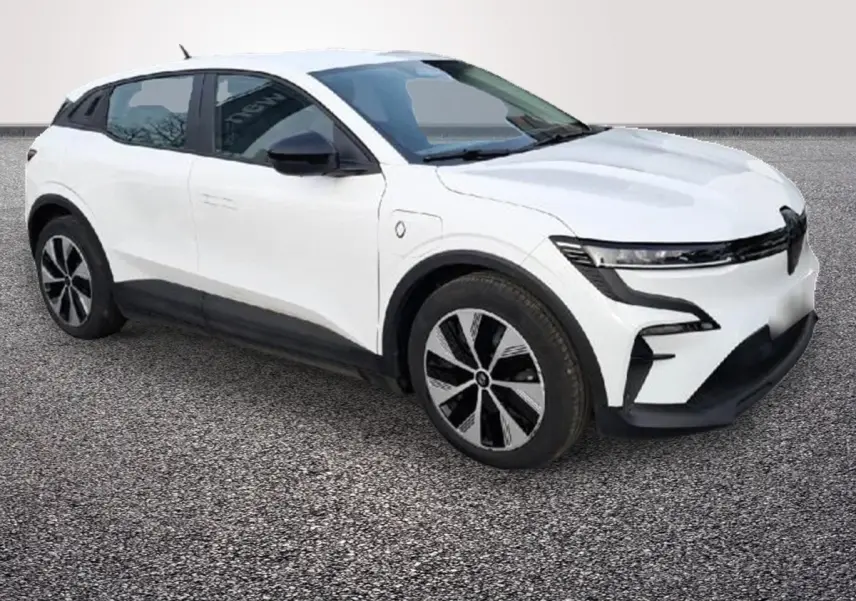 Renault Mégane électrique blanche vue en 3/4 avant droit, avec jantes noires et détails noirs contrastants.
