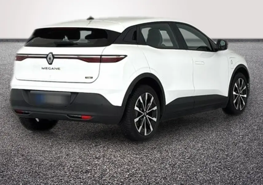 Renault Mégane électrique blanc vue 3/4 arrière droit avec jantes alu 18 pouces et bandeau lumineux arrière.