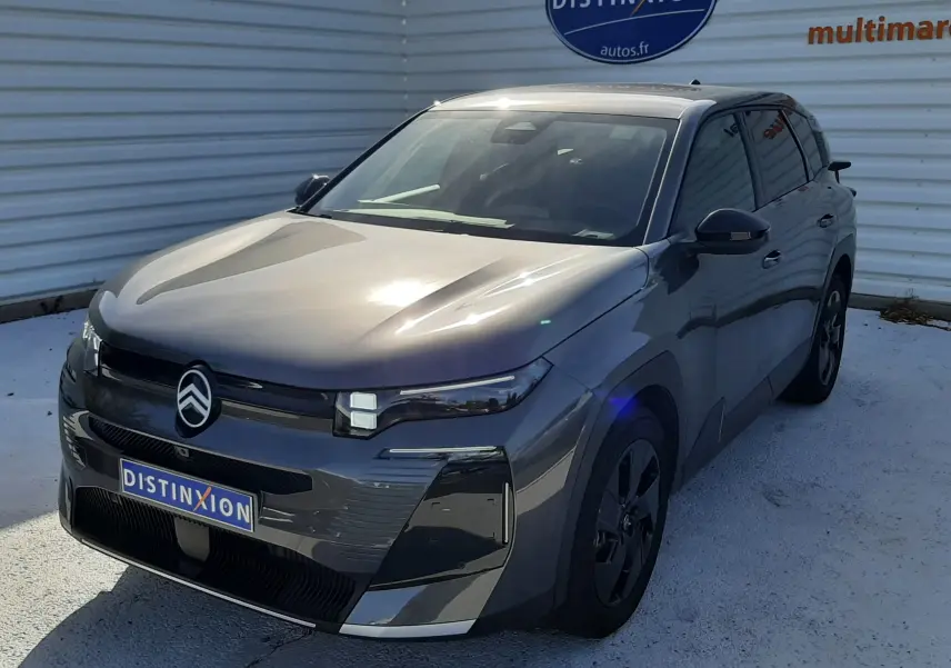 Citroën C5 Aircross hybride gris platinium en 3/4 avant droit, avec calandre noire et jantes noires distinctives.