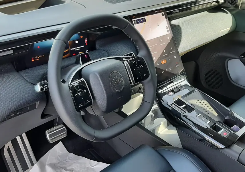 Vue intérieure côté conducteur du Citroën C5 Aircross hybride 2026, volant noir et écran tactile vertical lumineux.