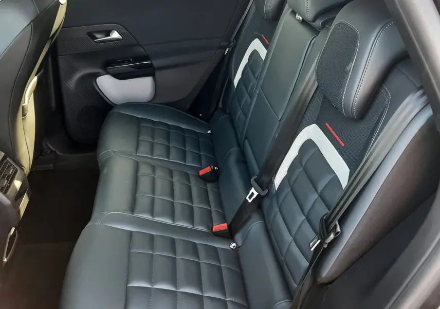 Vue intérieure côté droit des sièges arrière noirs en cuir et tissu du Citroën C5 Aircross Hybride 145ch Max 2026.