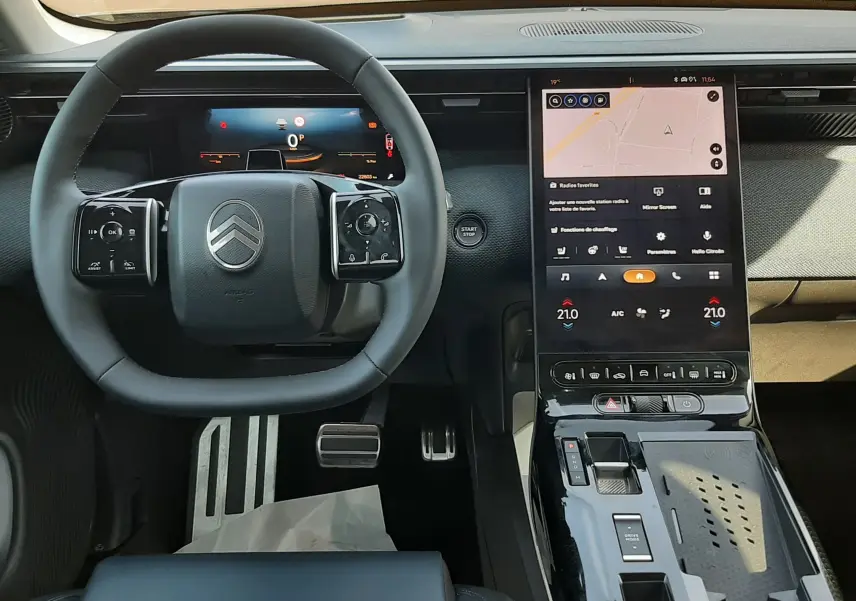 Vue intérieure centrée sur le volant et la grande console tactile verticale du Citroën C5 Aircross gris platinium.