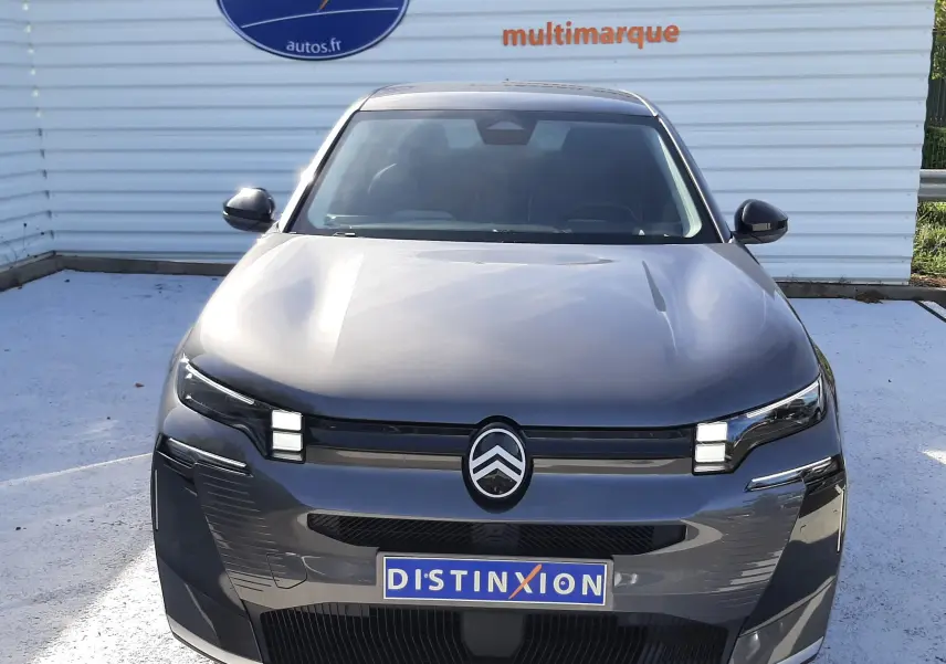 Vue frontale d'un Citroën C5 Aircross hybride gris platinium avec calandre noire et phares LED distinctifs.