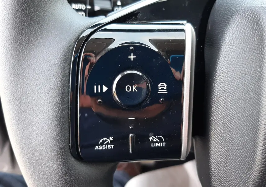 Gros plan sur les commandes noires au volant du Citroën C5 Aircross Hybride 145ch Max, finition 2026.
