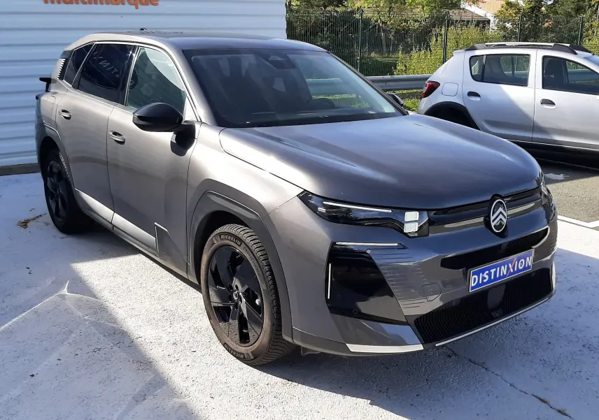 Citroën C5 Aircross hybride gris platinium vue 3/4 avant droit avec jantes noires et calandre moderne.