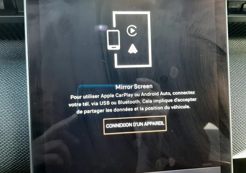 Écran tactile central du Citroën C5 Aircross hybride 2026 affichant l'interface Mirror Screen en mode connecté.