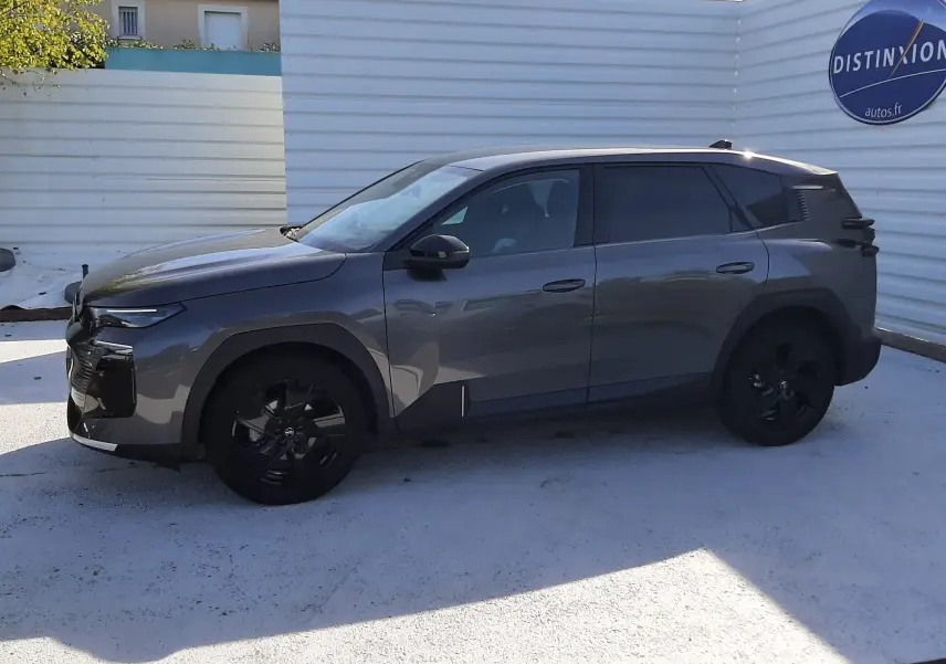 Vue de profil côté gauche du Citroën C5 Aircross hybride gris platinium avec jantes noires et vitres teintées.