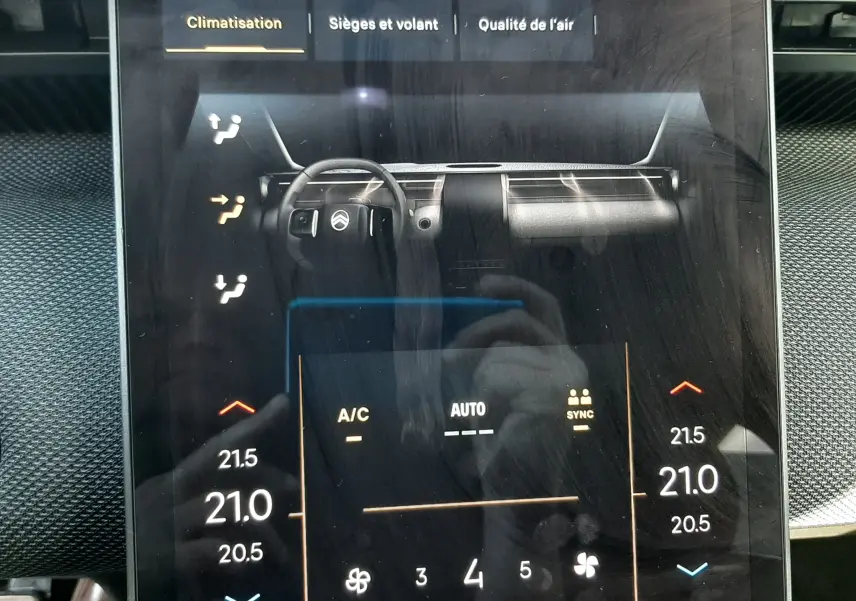 Écran tactile intérieur du Citroën C5 Aircross hybride gris platinium, affichant les réglages de climatisation et ventilation.