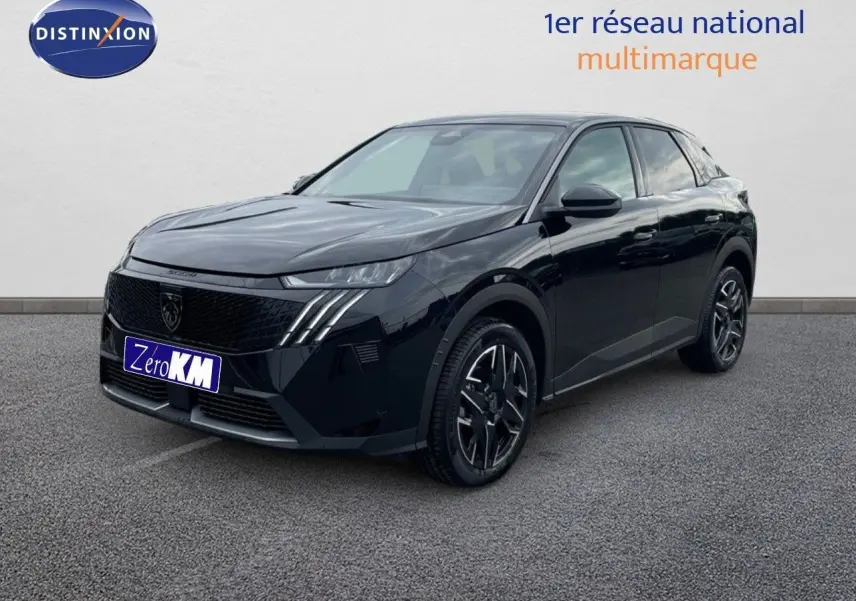 Peugeot 3008 HYBRID noir perle métal vu en 3/4 avant droit, avec calandre noire et jantes alliage distinctives.