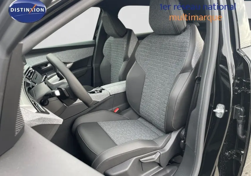 Intérieur du Peugeot 3008 Hybrid 2025, vue côté conducteur avec sièges bi-matière gris et noir perle métal extérieur visible.