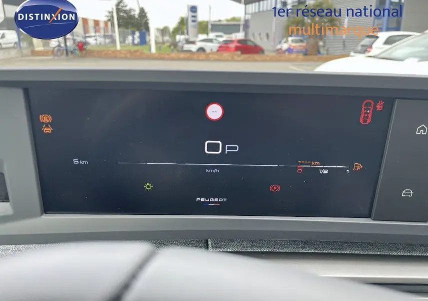 Tableau de bord numérique du Peugeot 3008 Hybrid 2025 affichant la vitesse et l'autonomie, intérieur moderne.