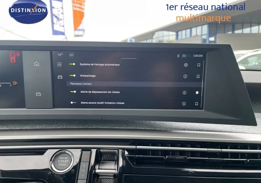 Tableau de bord du Peugeot 3008 Hybrid noir perle métal, vue intérieure sur l'écran tactile et commandes centrales.