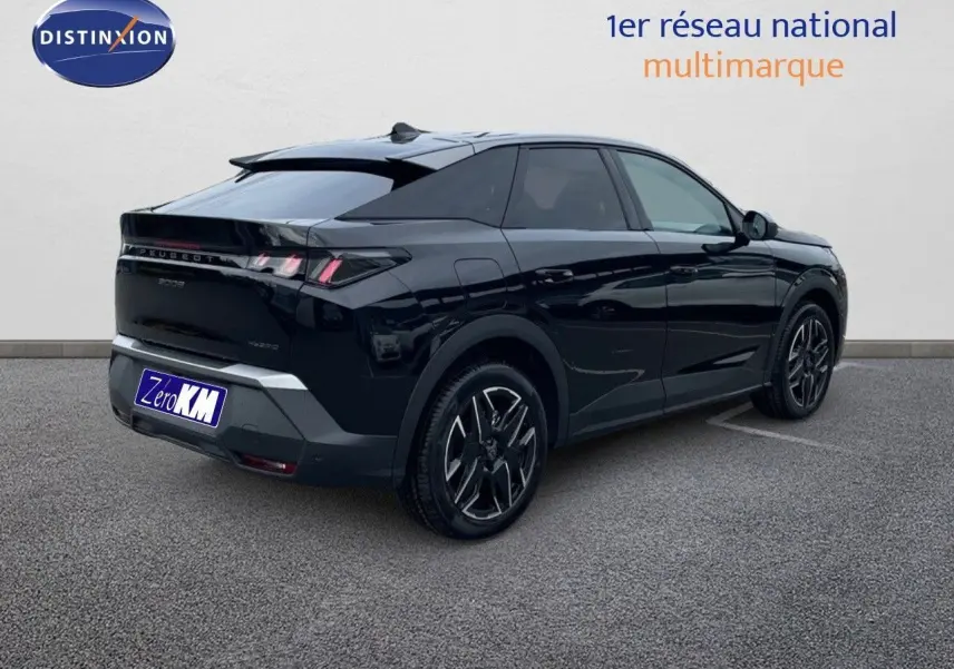 Peugeot 3008 Hybrid noir perle métal en 3/4 arrière droit, soulignant ses lignes modernes et ses jantes noires.
