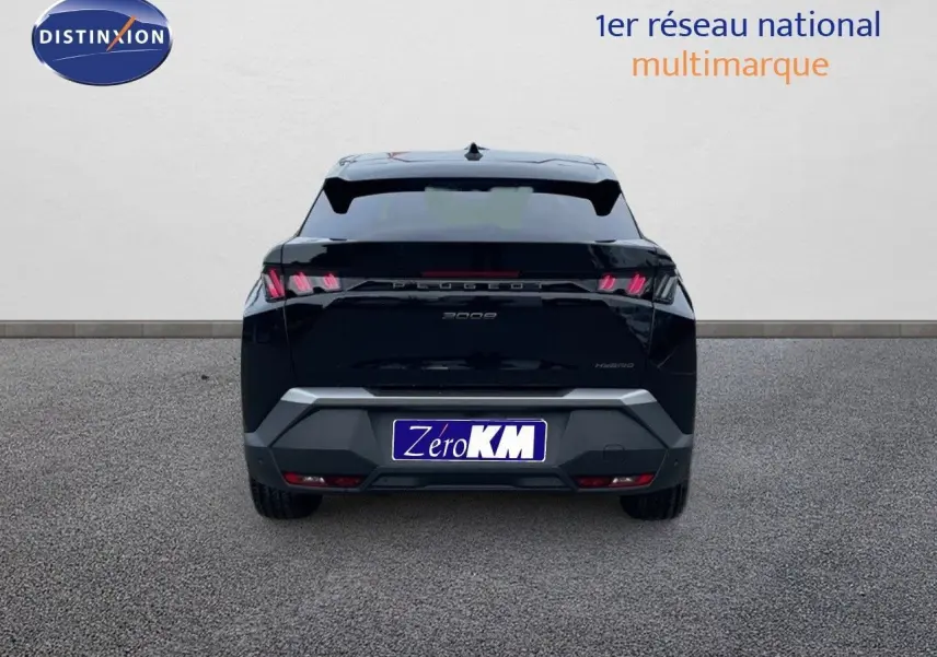 Vue arrière d'un Peugeot 3008 HYBRID noir perle métal avec feux LED caractéristiques et plaque Zero KM visible.