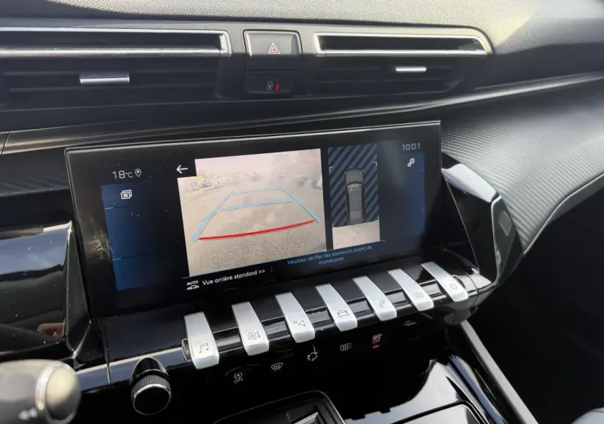 Vue rapprochée de l’écran tactile central affichant la caméra 360° dans l’habitacle noir du Peugeot 508 bleu.