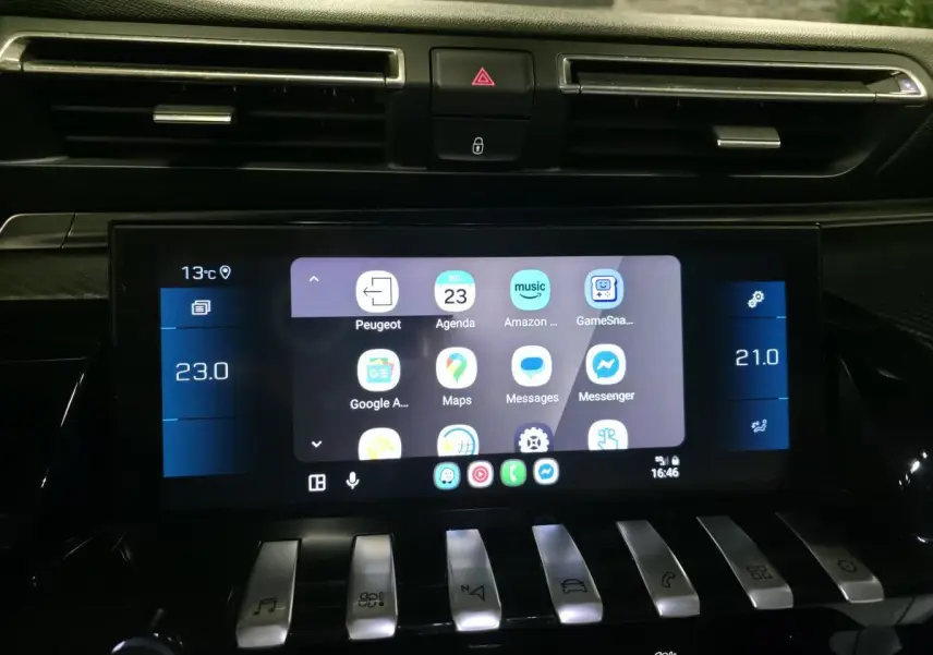 Vue rapprochée de l'écran tactile central du Peugeot 508 bleu, avec commandes piano et affichage multimédia.