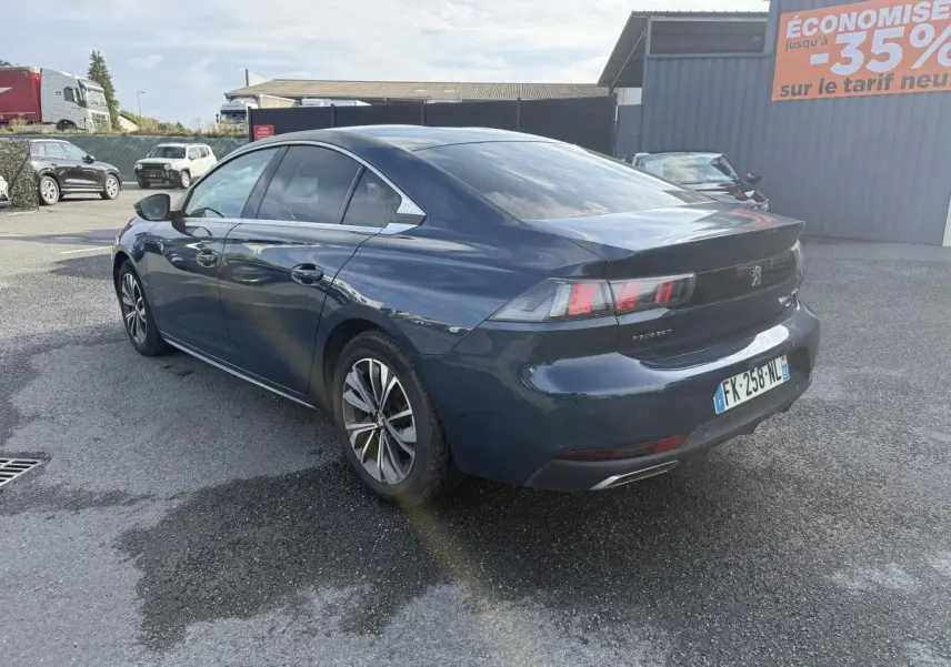 Peugeot 508 bleu métallisé vue 3/4 arrière droit, avec jantes alliage 17'' et feux arrière LED distinctifs.
