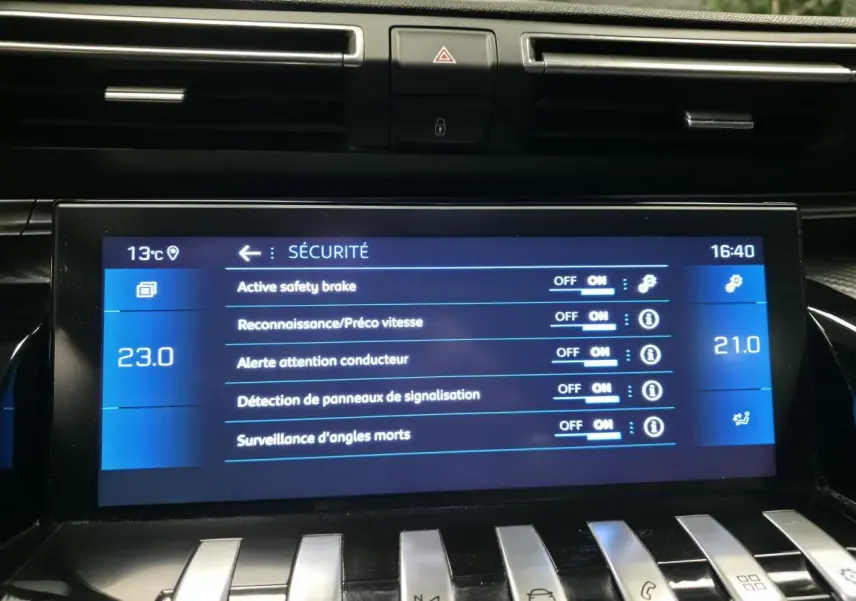 Écran tactile central intérieur de Peugeot 508 bleu affichant les réglages de sécurité du véhicule.