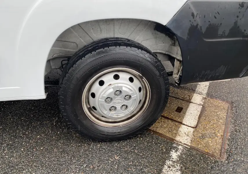Gros plan sur la roue avant droite d’un Opel Movano Fourgon blanc, avec partie basse de la carrosserie visible.