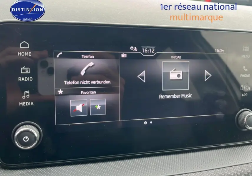Écran tactile multimédia de la Skoda Fabia 2025 affichant les options radio et téléphone, vue intérieure frontale.