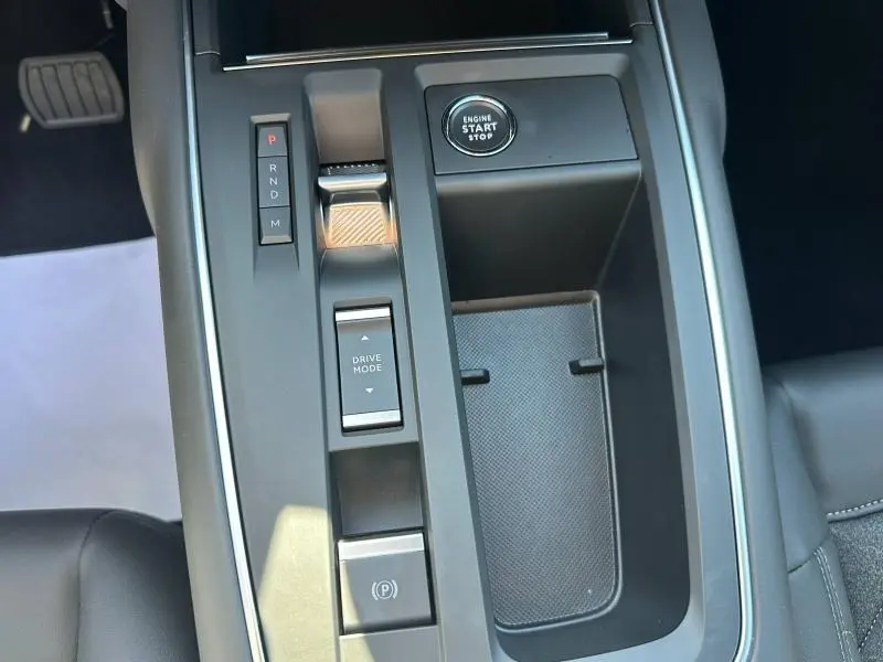 Vue rapprochée de la console centrale noire du Citroën C5 Aircross 2025 avec bouton start/stop et commandes de boîte automatique.