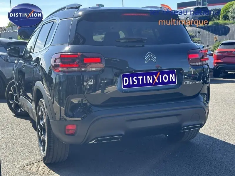 Vue 3/4 arrière du Citroën C5 Aircross noir Perla Nera 2025 avec feux LED et double sortie d’échappement intégrée.