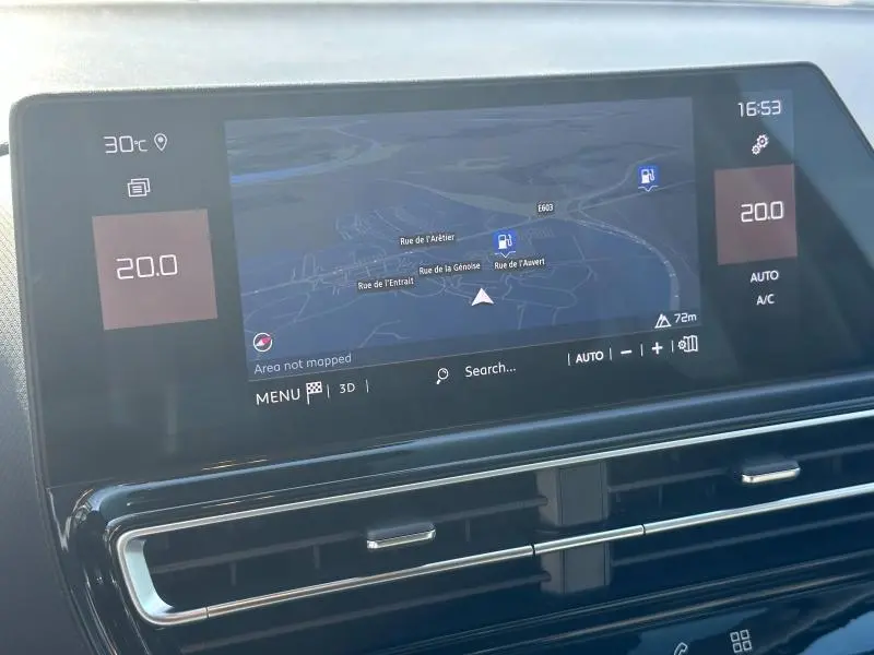 Écran tactile central du tableau de bord du Citroën C5 Aircross 2025, affichant la navigation et la climatisation à 20°C.
