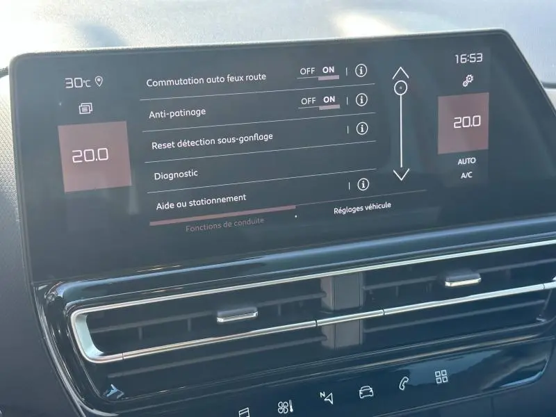 Gros plan sur l’écran tactile du tableau de bord du Citroën C5 Aircross 2025, affichant les réglages de conduite et climatisation.