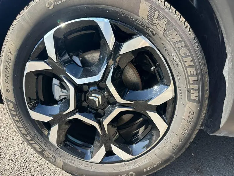 Gros plan sur la jante noire et argentée du Citroën C5 Aircross 2025 avec pneu Michelin 225/55 R18.