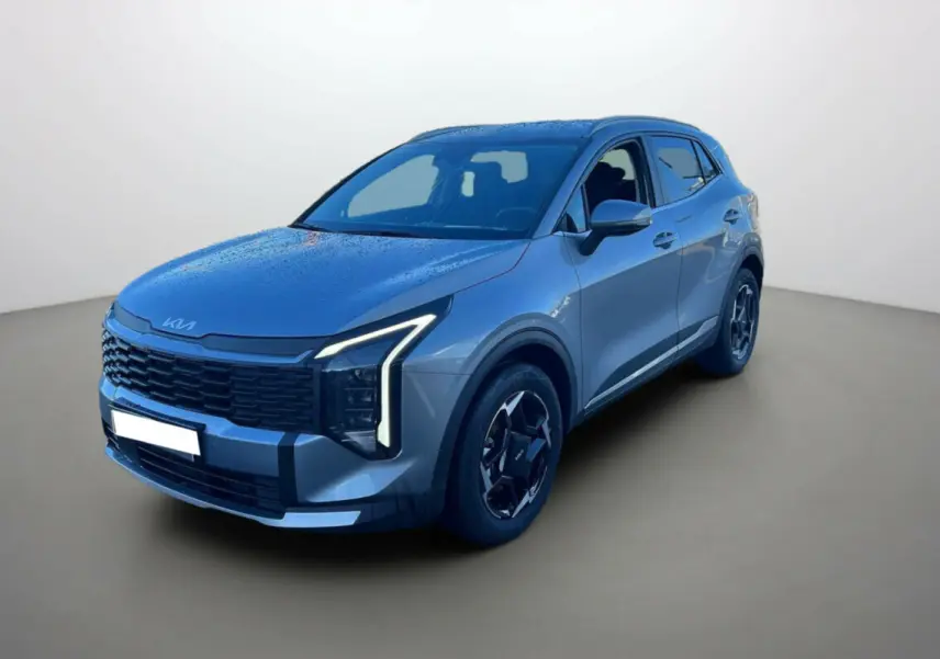KIA SPORTAGE 1.6 T-GDI HEV gris perle, vue 3/4 avant droit, feux LED en forme de C et jantes alu noires.