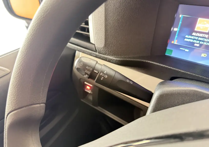 Gros plan sur la commande des phares et clignotants à gauche du volant dans l’habitacle gris clair du Citroën Jumpy Cabine Approfondie.